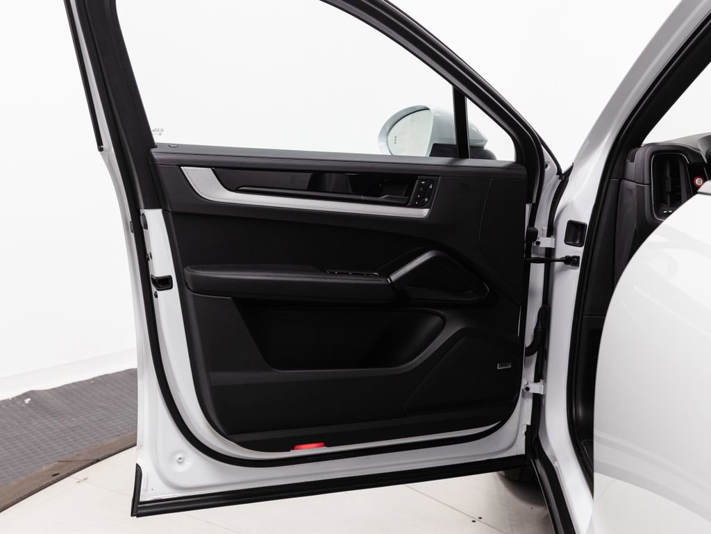 Used 2024 Porsche Cayenne S image 5