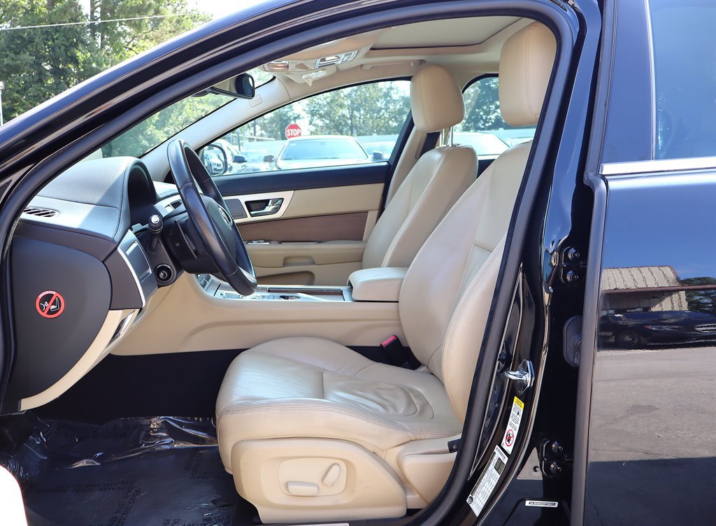 Used 2013 Jaguar XF RWD image 16