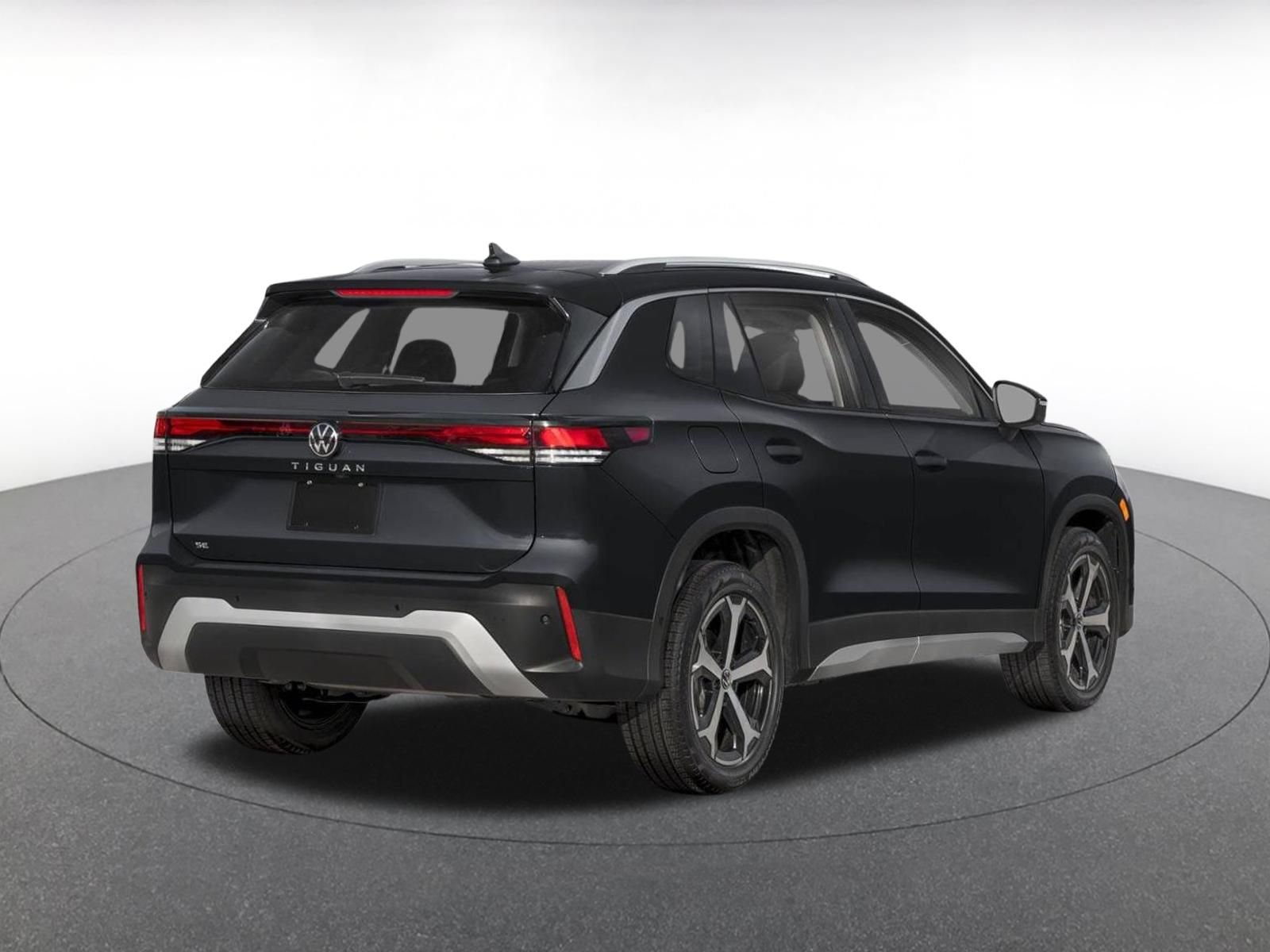 Used 2026 Volkswagen Tiguan SE AWD/4WD image 2