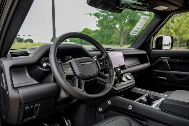 Used 2025 Land Rover Defender 130 V8 AWD/4WD image 2