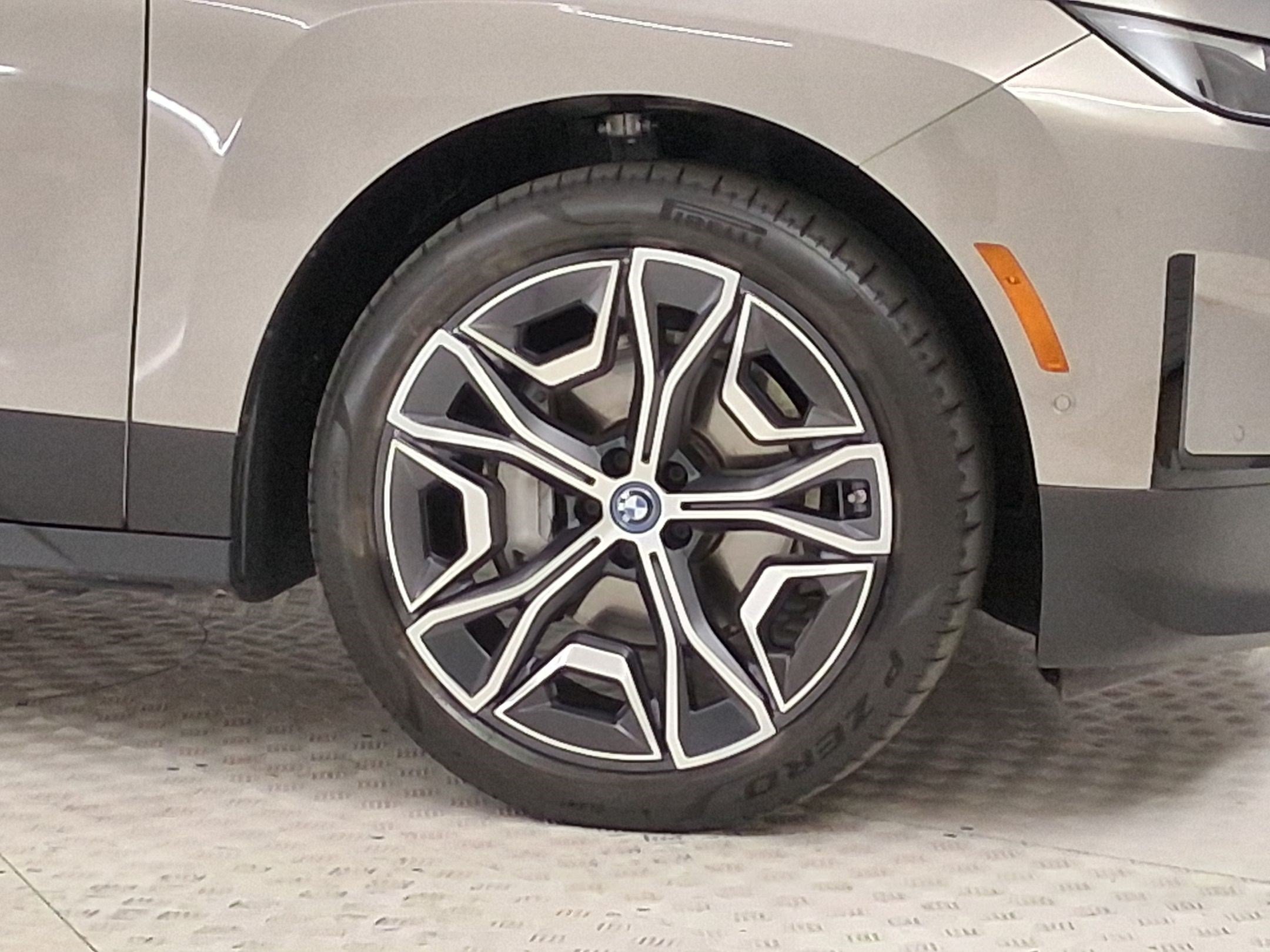 Used 2025 BMW iX xDrive50 w/ Premium Package AWD/4WD image 13