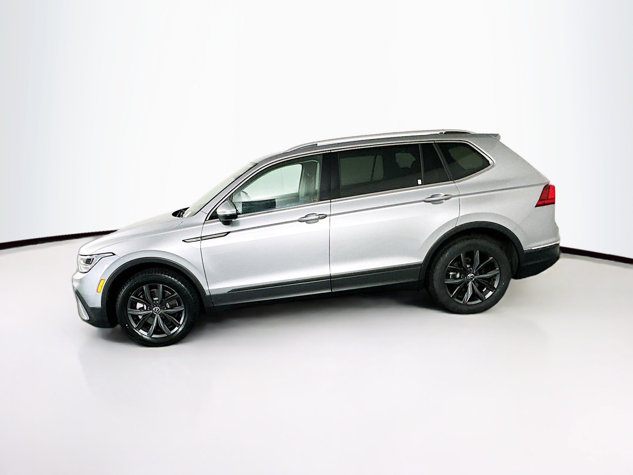 Used 2022 Volkswagen Tiguan SE w/ Panoramic Sunroof Package image 4