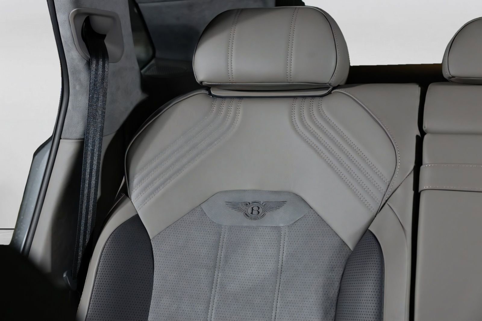 Used 2022 Bentley Bentayga AWD/4WD image 35