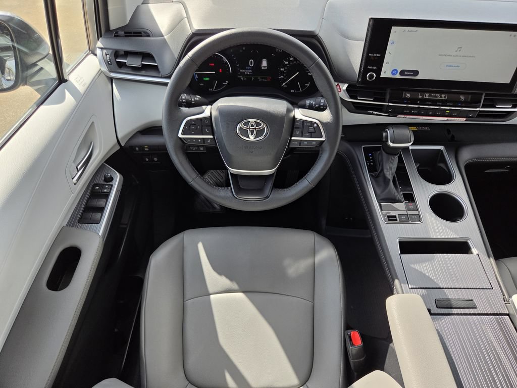 Used 2026 Toyota Sienna XLE FWD image 14