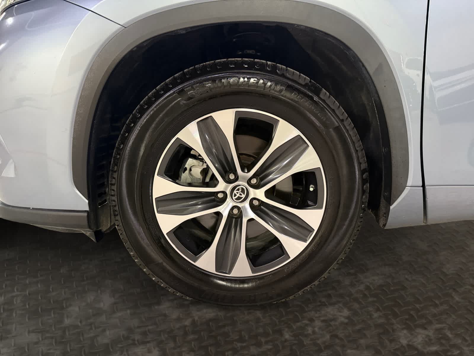 Used 2020 Toyota Highlander XLE FWD image 21