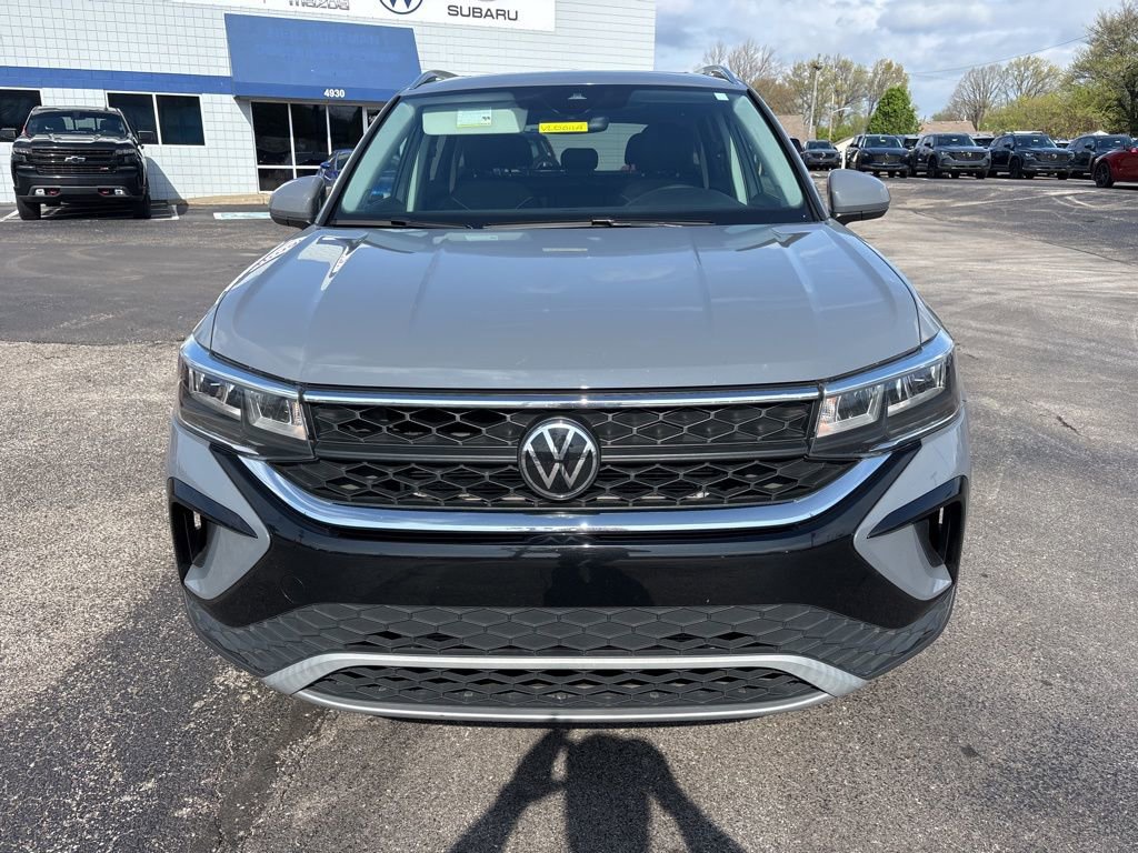 Used 2023 Volkswagen Taos SE w/ Panoramic Sunroof Package FWD image 2