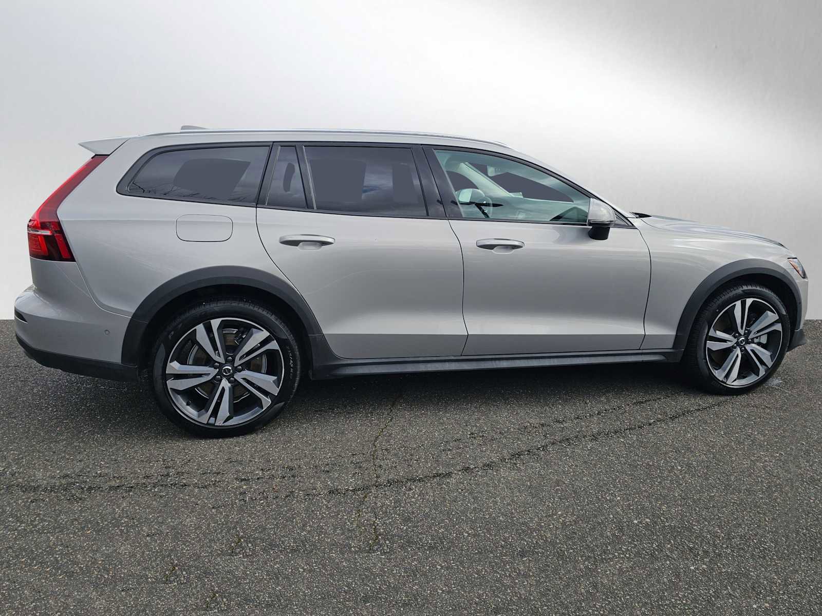 Certified 2025 Volvo V60 B5 Cross Country Plus image 2