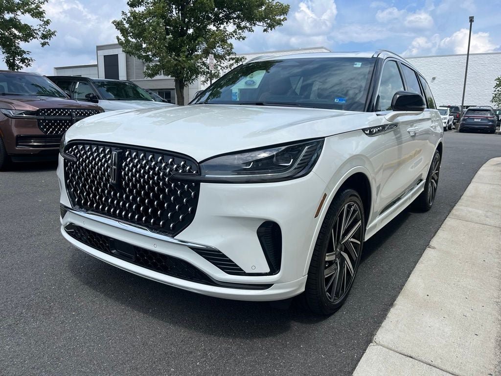 Certified 2026 Lincoln Aviator Black Label AWD/4WD image 3