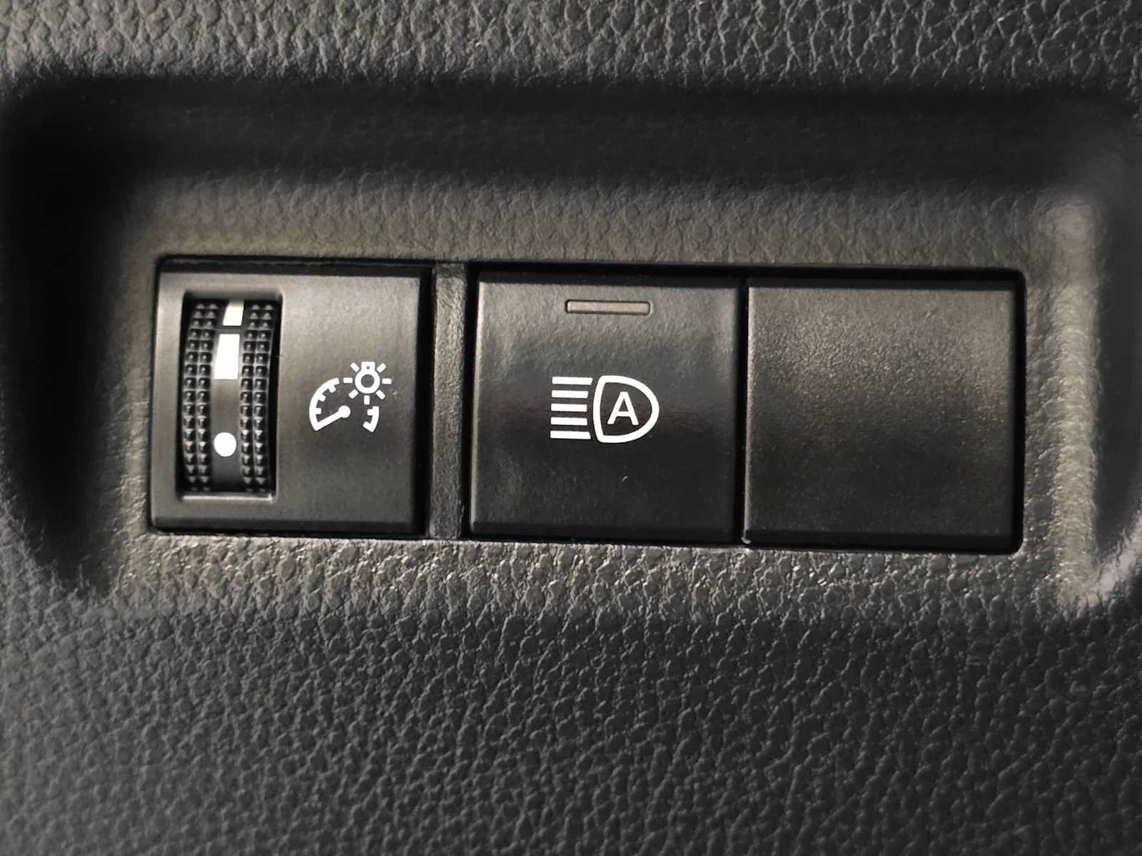 Used 2023 Toyota RAV4 LE AWD/4WD image 18