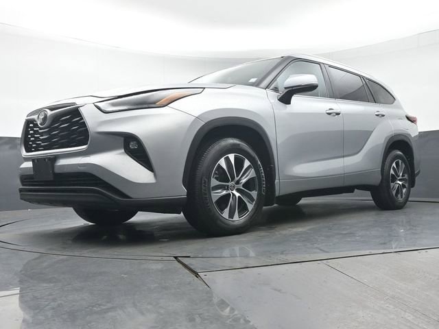 Certified 2024 Toyota Highlander XLE image 40
