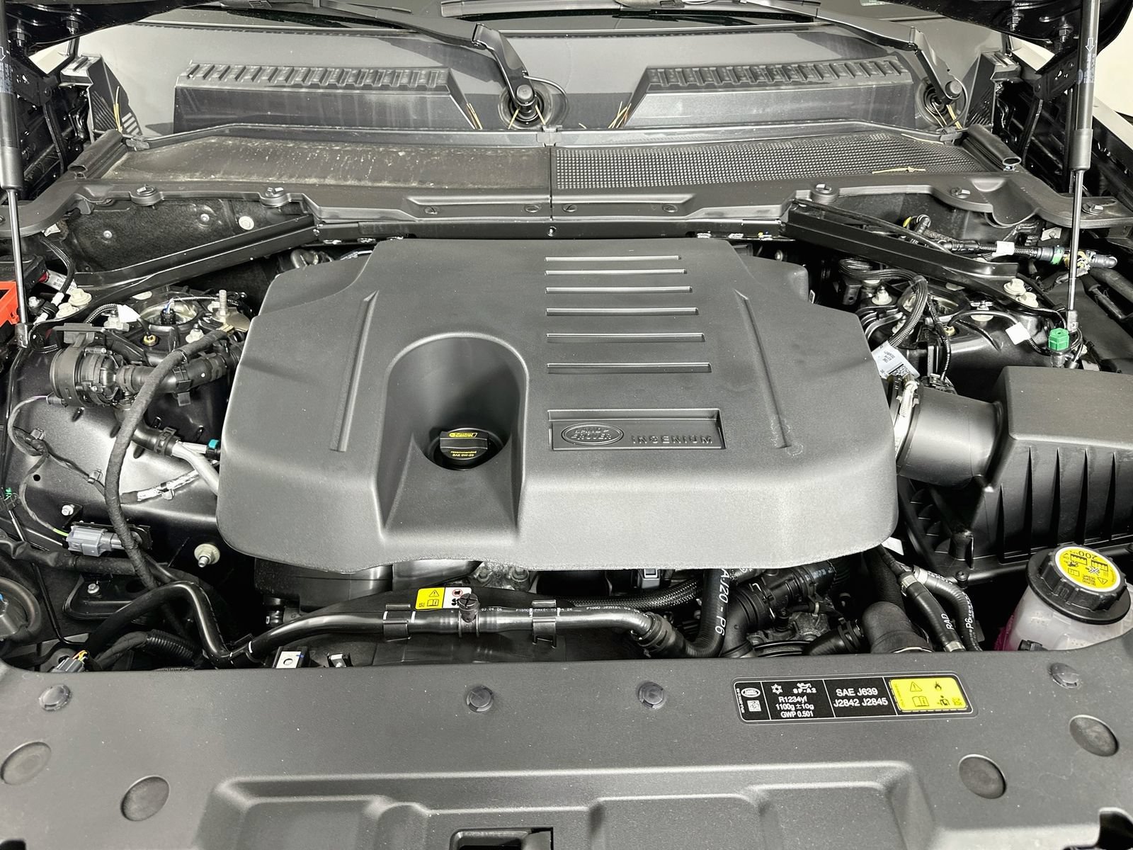 New 2026 Land Rover Defender 130 X-Dynamic SE AWD/4WD image 13