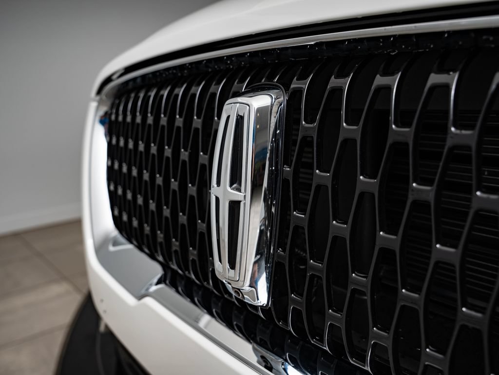 Used 2022 Lincoln Corsair AWD w/ Premium Package image 3