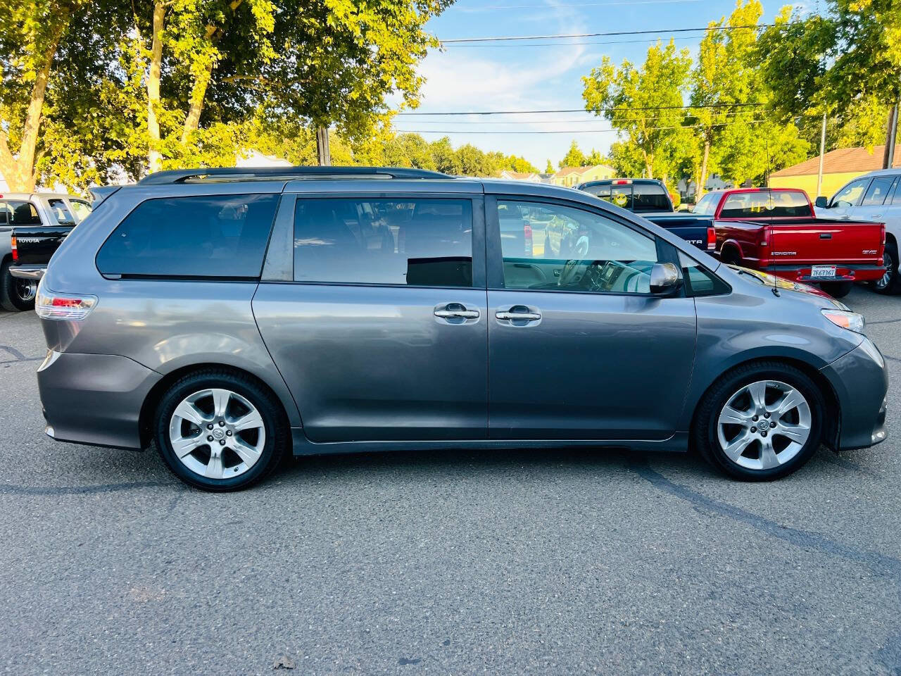 Used 2014 Toyota Sienna SE FWD image 6