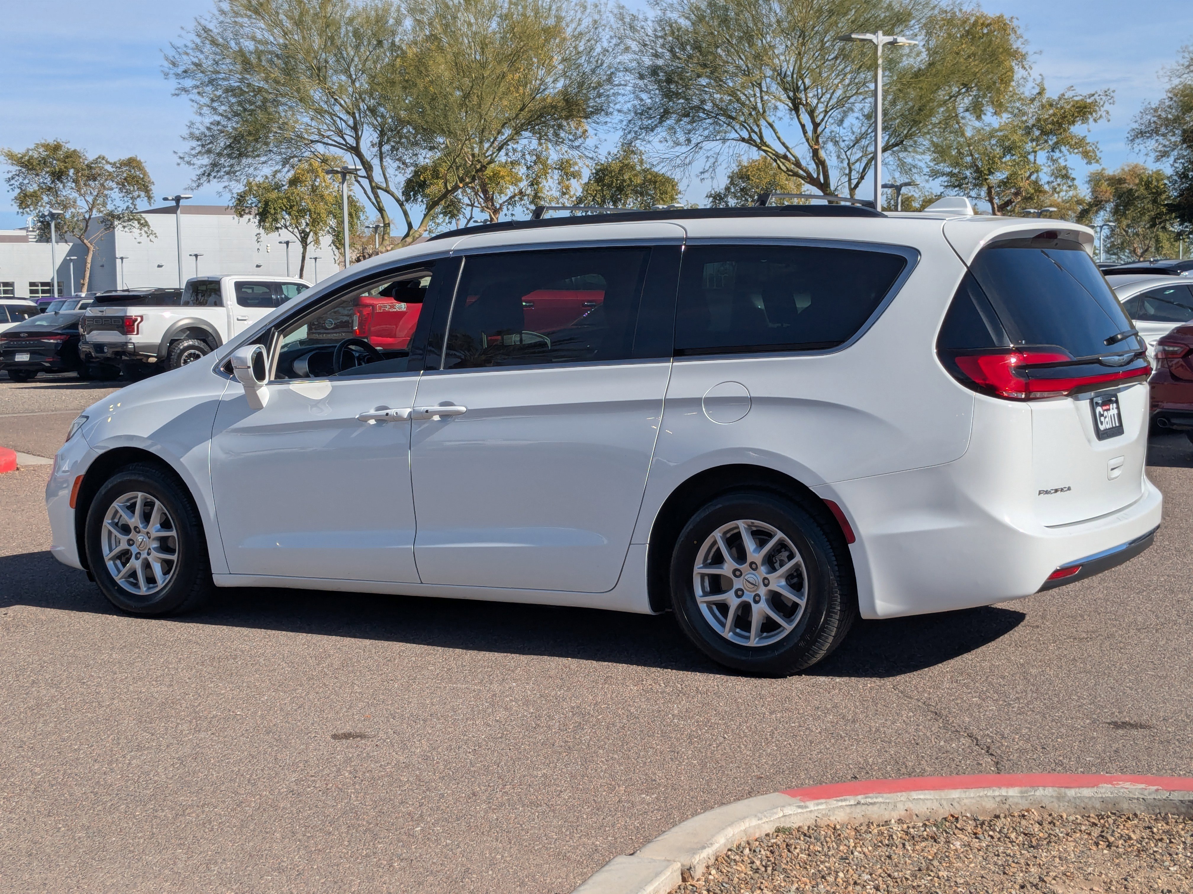 Used 2022 Chrysler Pacifica Touring-L image 5