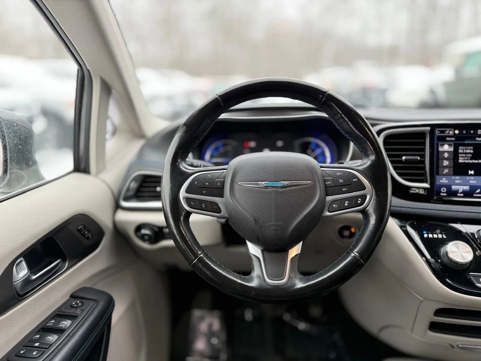 Used 2021 Chrysler Pacifica Touring-L image 12