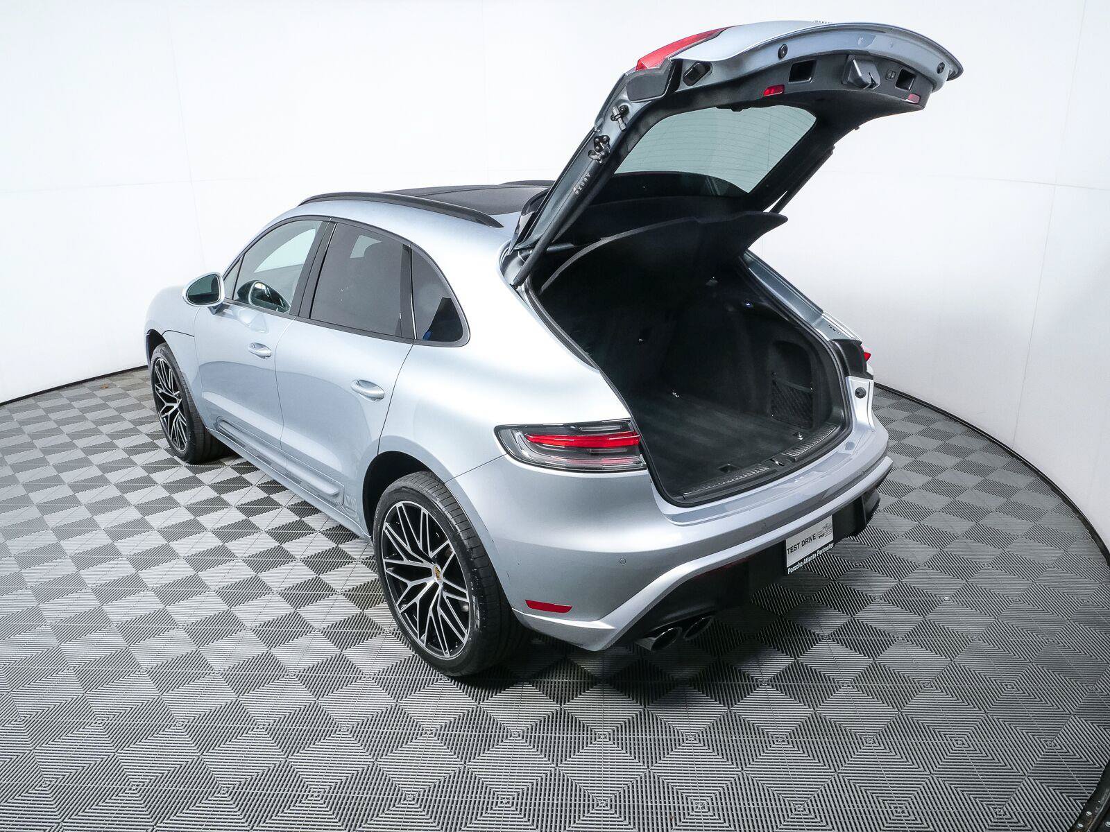 Certified 2025 Porsche Macan Turbo AWD/4WD image 34