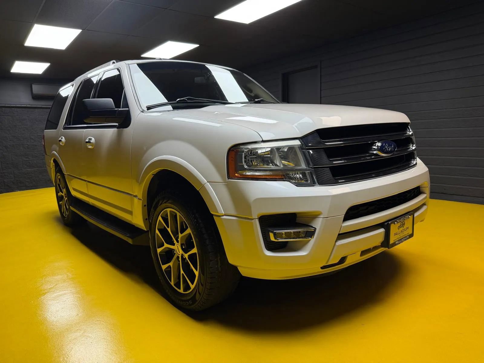 Used 2016 Ford Expedition XLT w/ Equipment Group 202A RWD image 3