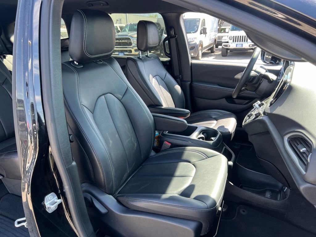 Used 2025 Chrysler Pacifica Select FWD image 18