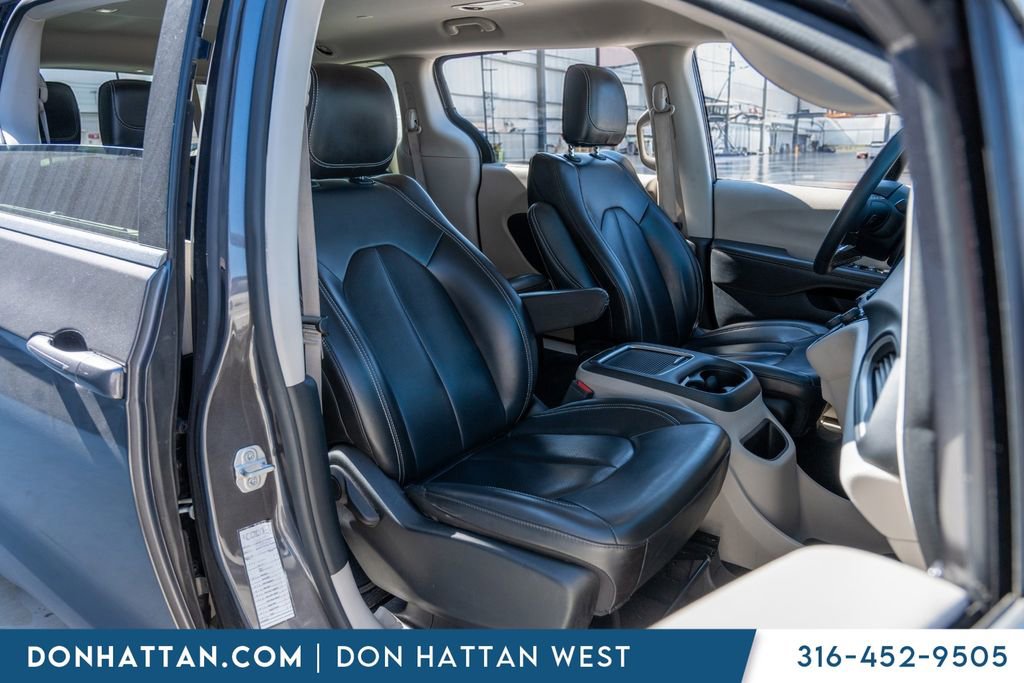Used 2023 Chrysler Pacifica Touring-L image 27