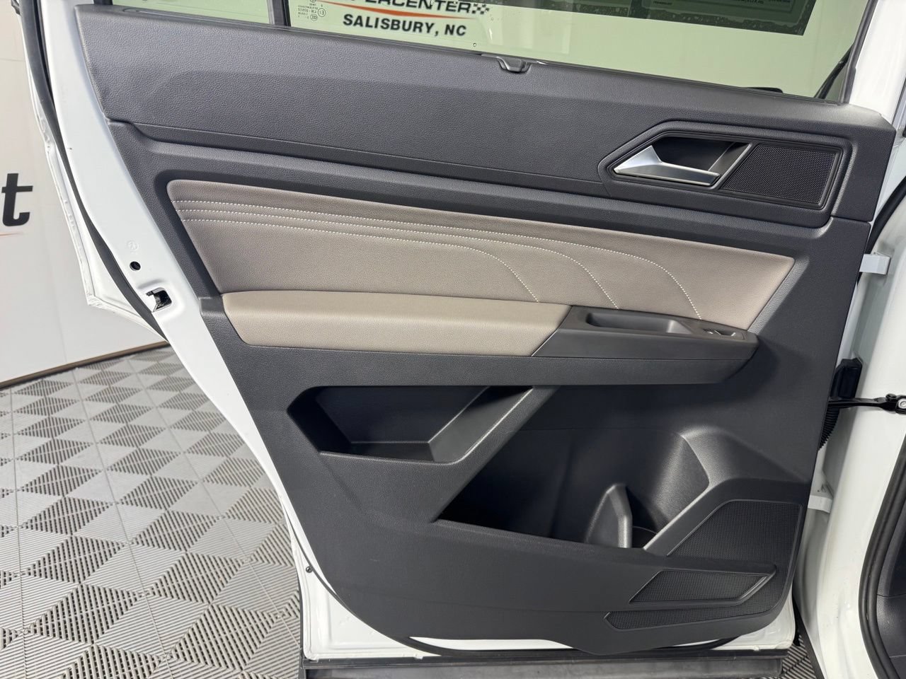 Used 2023 Volkswagen Atlas SE w/ Panoramic Sunroof Package FWD image 25