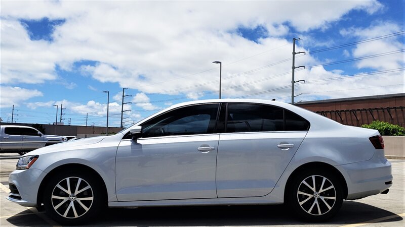 Used 2017 Volkswagen Jetta SE FWD image 2