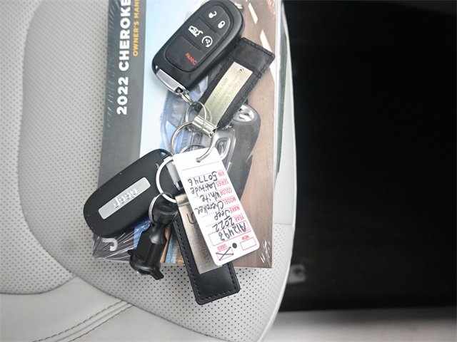 Used 2022 Jeep Cherokee Latitude Lux w/ Sun & Sound Group image 10