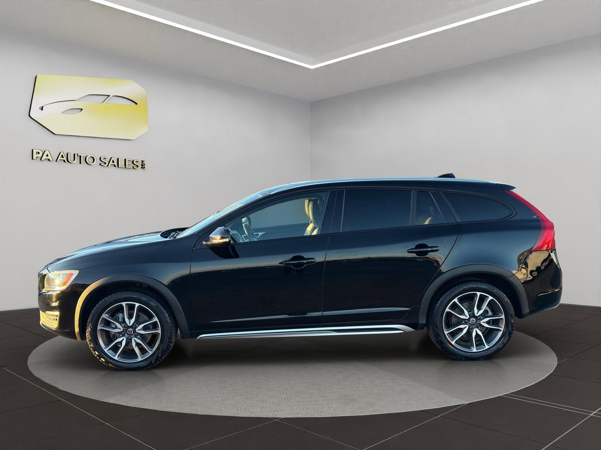 Used 2017 Volvo V60 T5 Cross Country w/ Convenience Package image 4