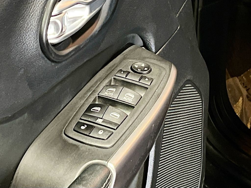 Used 2022 Jeep Cherokee Latitude Lux w/ Mopar Interior Package AWD/4WD image 17