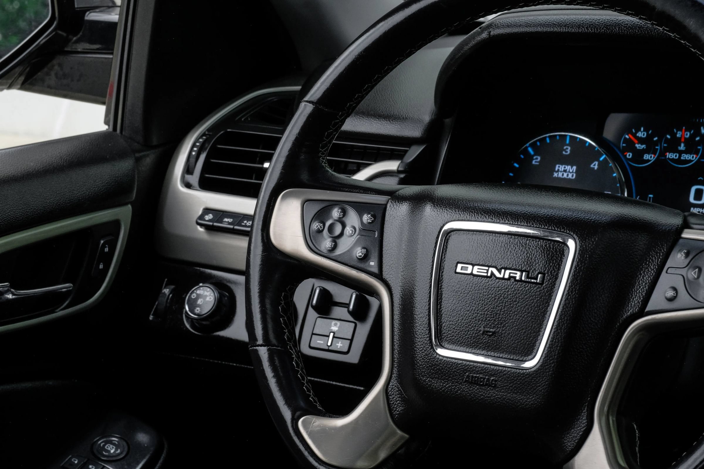 Used 2019 GMC Yukon Denali w/ Denali Ultimate Black Edition AWD/4WD image 25