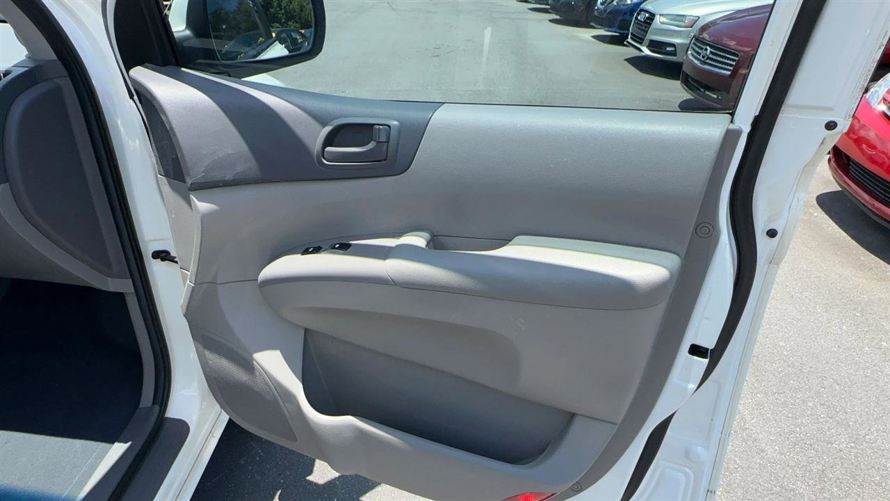 Used 2009 Kia Sedona LX FWD image 26