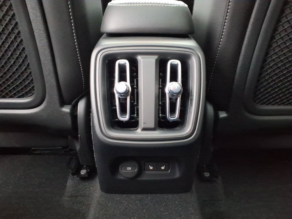 Certified 2023 Volvo XC40 B5 Ultimate w/ Climate Package AWD/4WD image 24