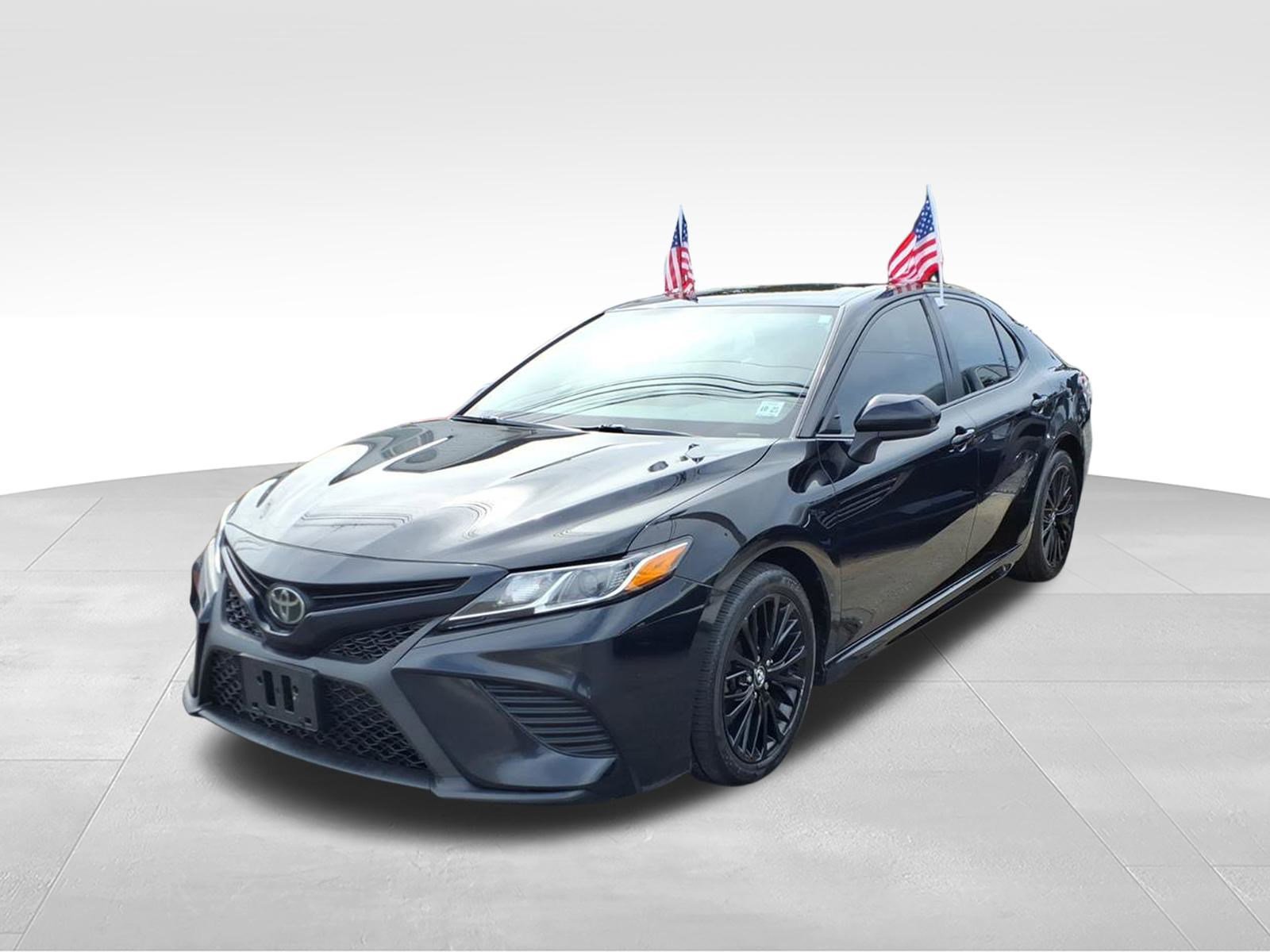 Used 2020 Toyota Camry SE image 1