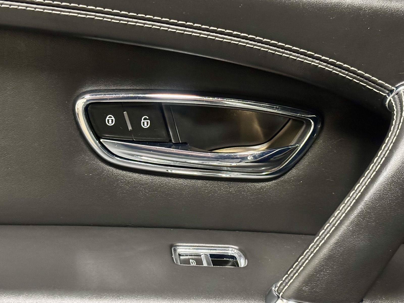 Used 2018 Bentley Bentayga AWD/4WD image 21