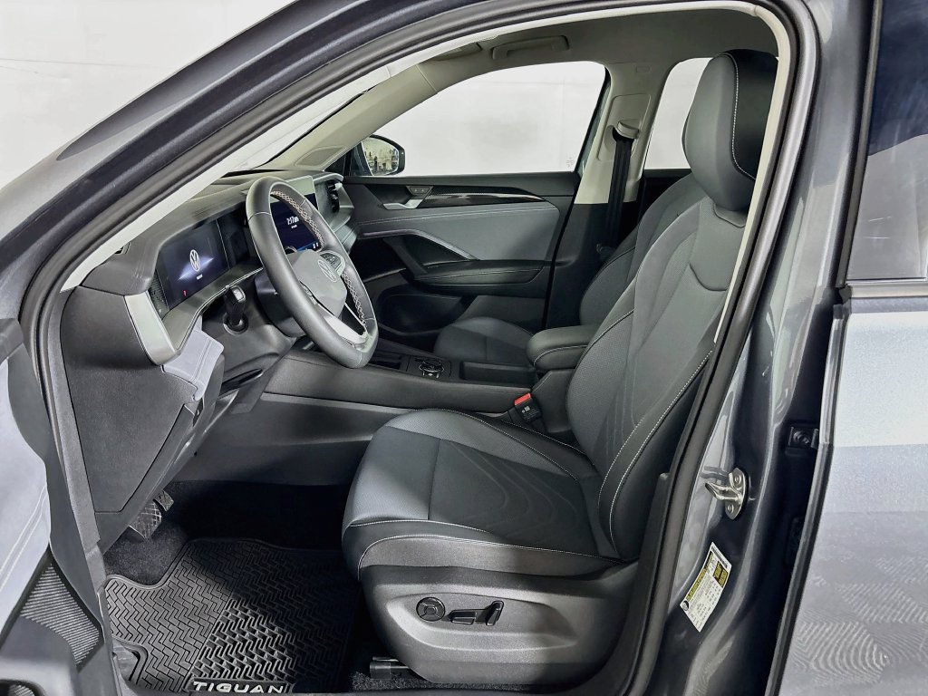 Used 2025 Volkswagen Tiguan SE AWD/4WD image 11