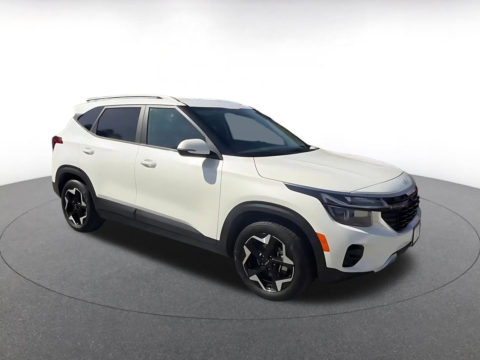 Used 2025 Kia Seltos S image 2