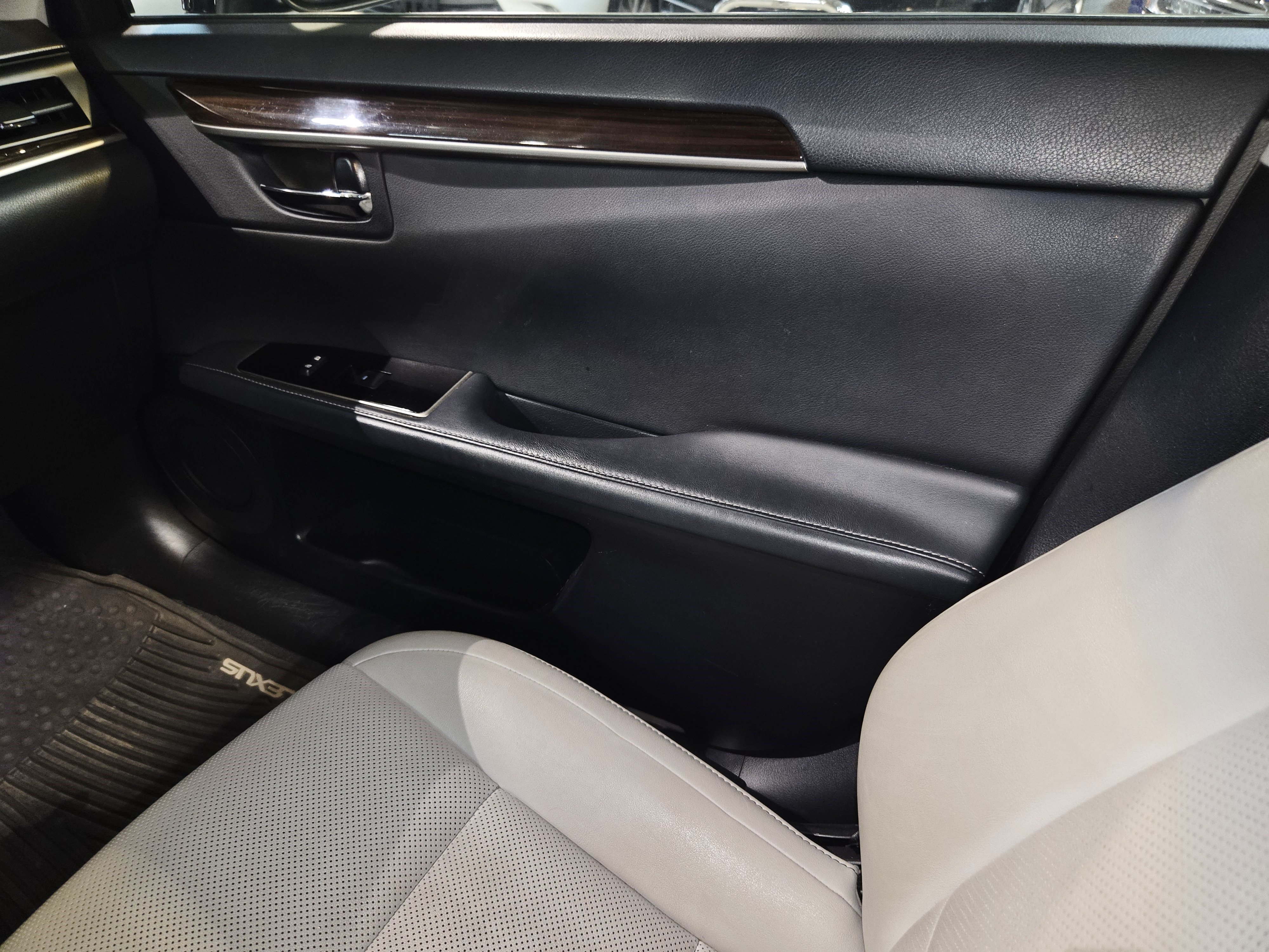 Used 2016 Lexus ES 350 w/ Premium Package w/Wood Trim FWD image 37