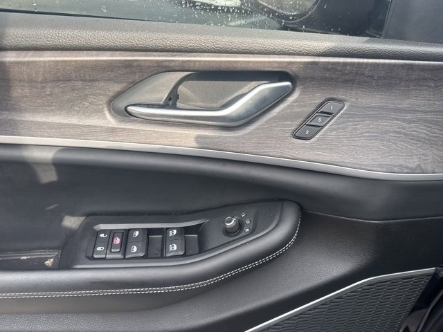 Used 2022 Jeep Grand Cherokee L Limited w/ Black Appearance Package image 14