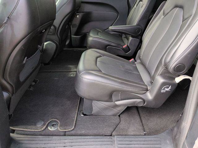Certified 2025 Chrysler Pacifica Select image 24