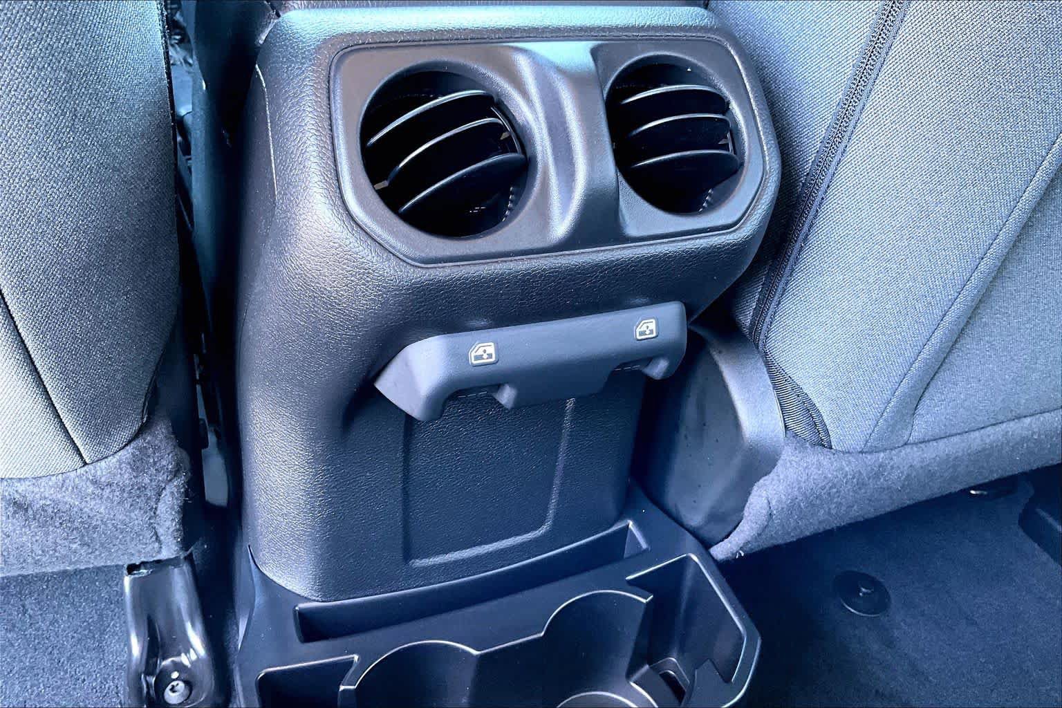 Used 2024 Jeep Wrangler Unlimited AWD/4WD image 32