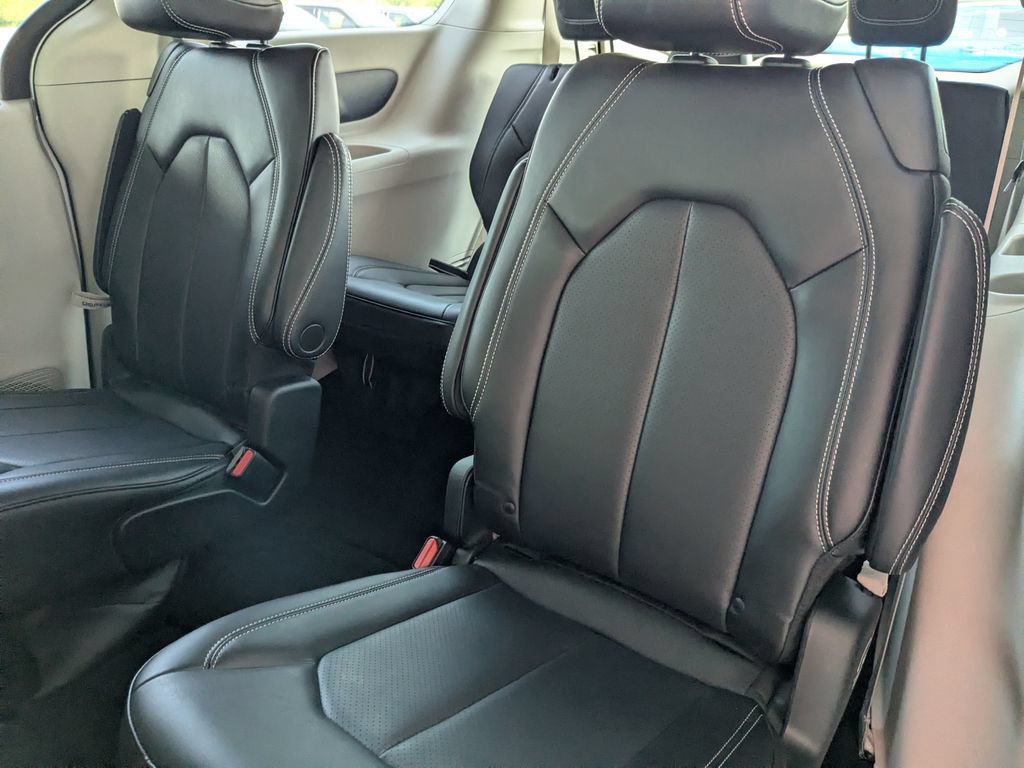 Used 2023 Chrysler Pacifica Touring-L AWD/4WD image 25