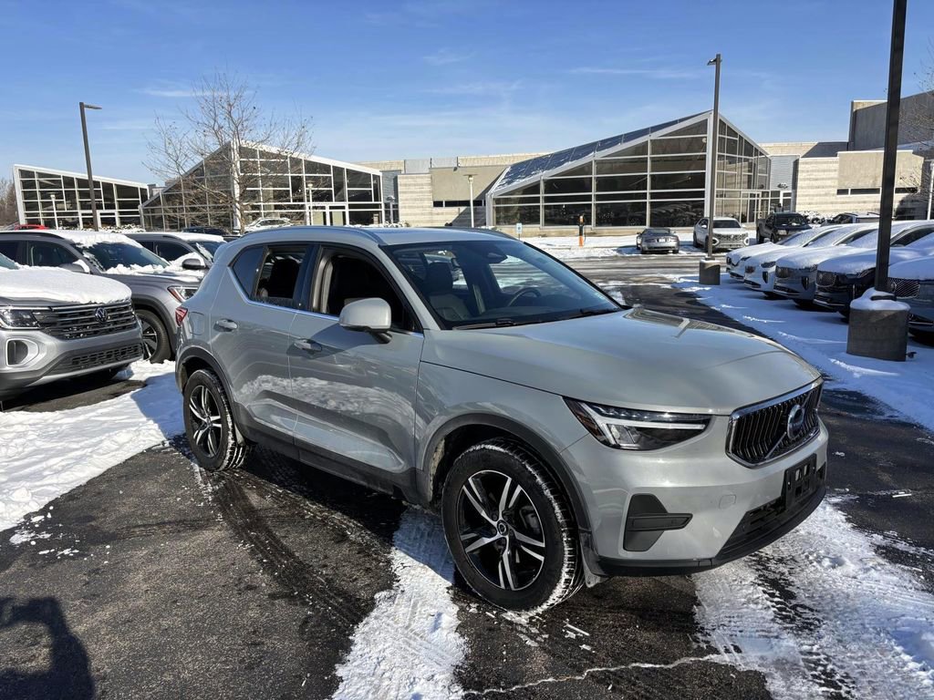 Used 2025 Volvo XC40 B5 Core image 1