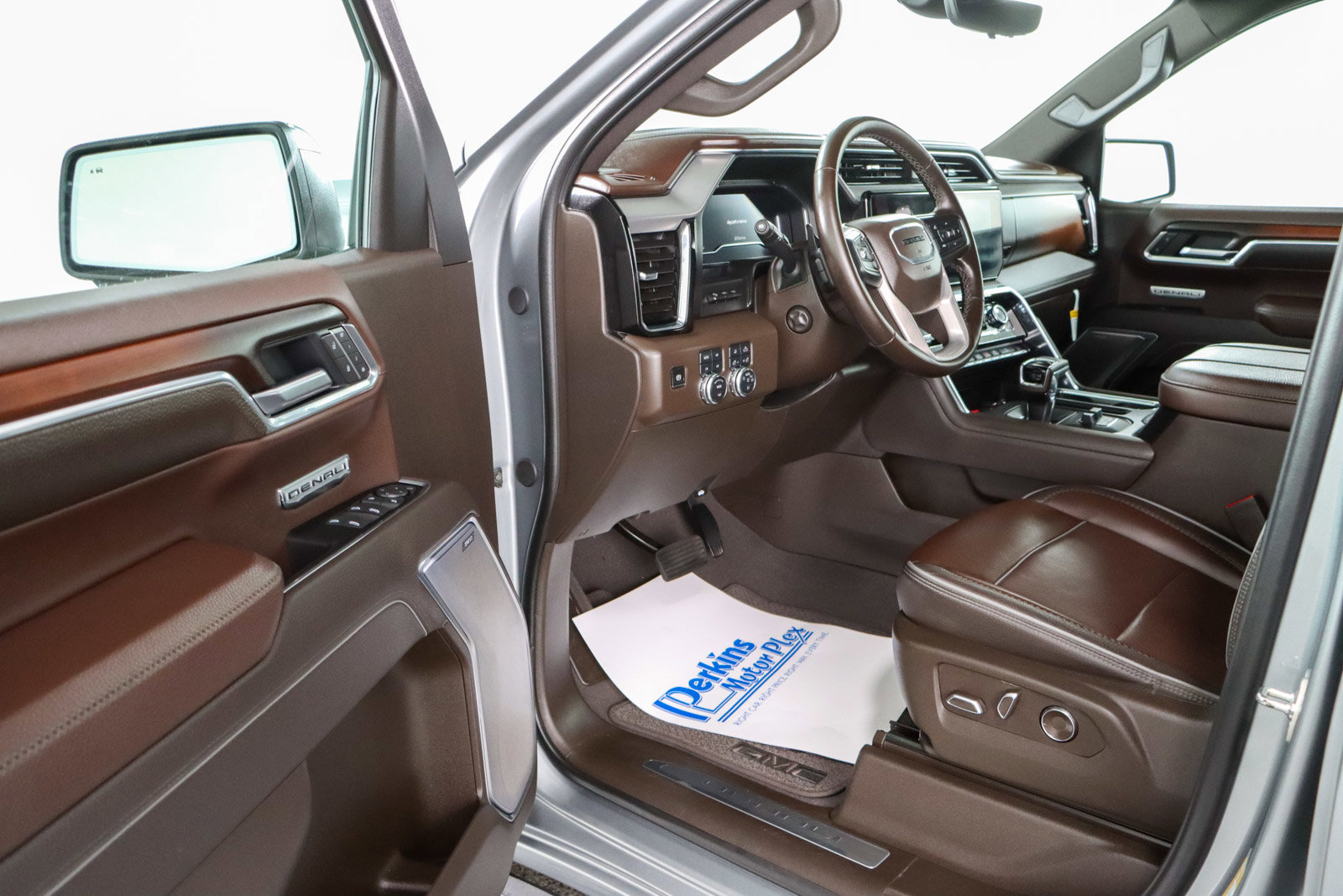 Used 2025 GMC Sierra 1500 Denali w/ Technology Package AWD/4WD image 3