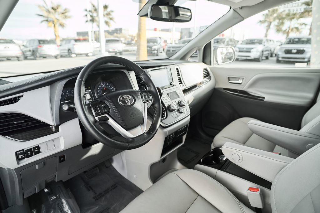 Used 2020 Toyota Sienna XLE w/ XLE Navigation Package image 2
