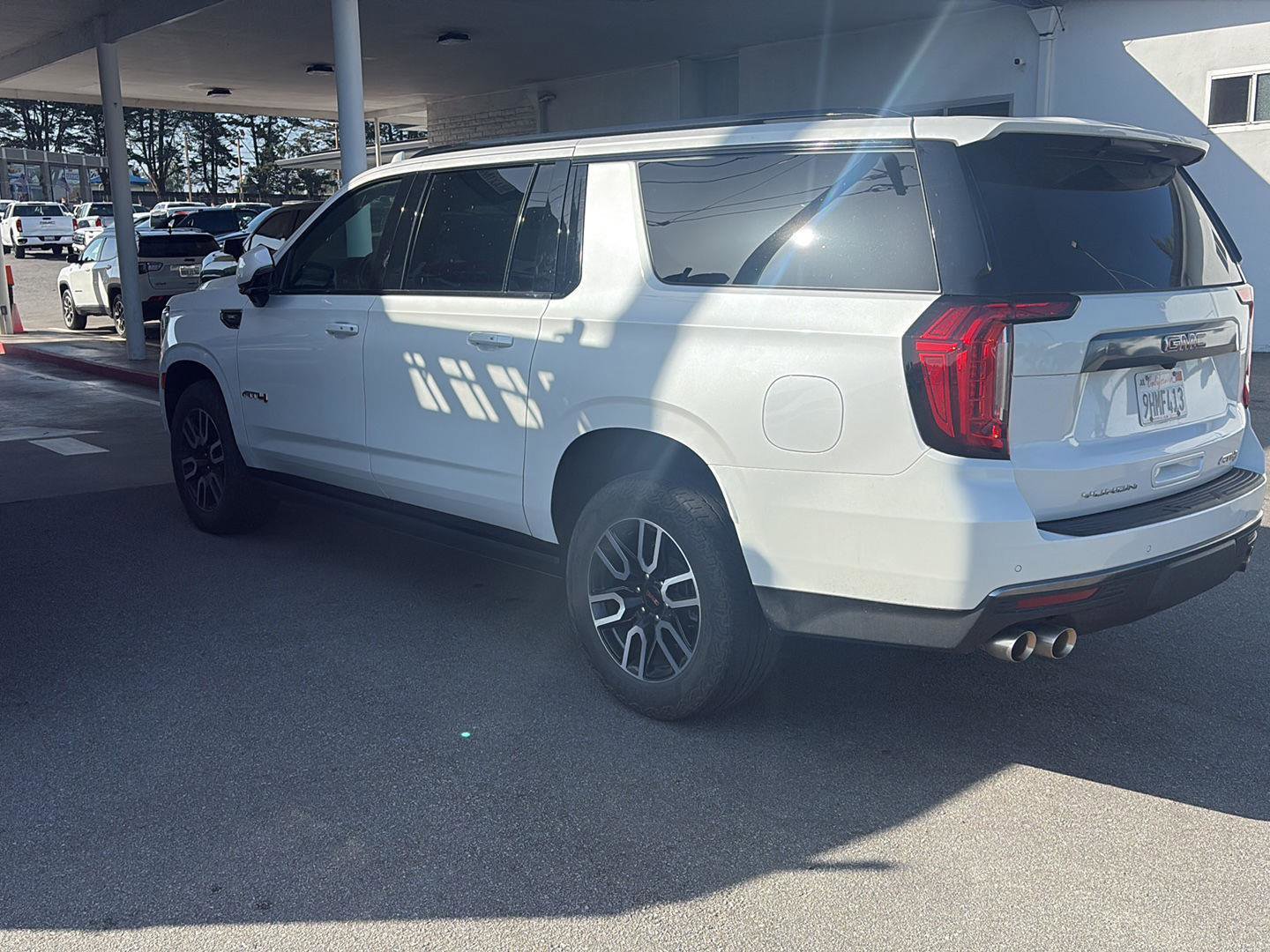 Used 2023 GMC Yukon XL AT4 w/ AT4 Premium Package AWD/4WD image 6