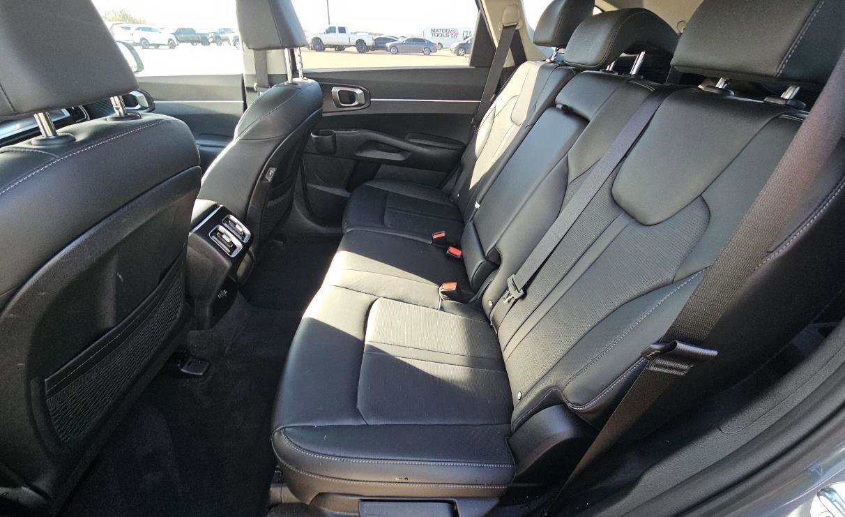 Used 2025 Kia Sorento S w/ Panoramic Sunroof Package image 7
