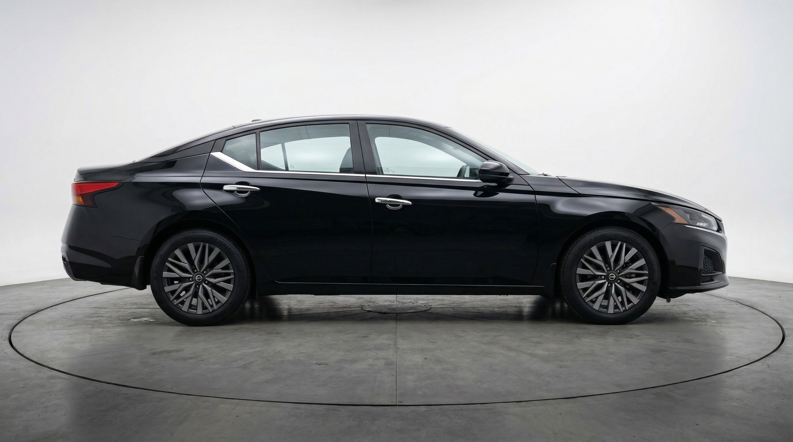 Used 2025 Nissan Altima 2.5 SV FWD image 11
