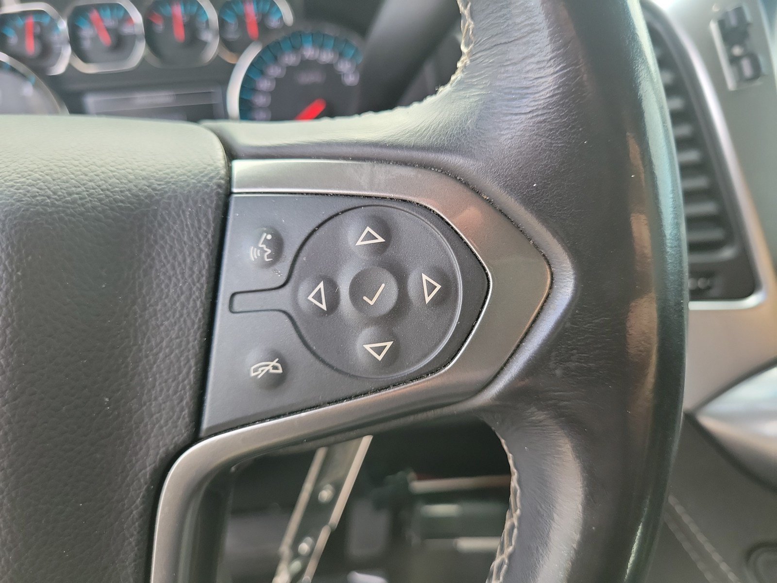 Used 2018 Chevrolet Suburban LT AWD/4WD image 19