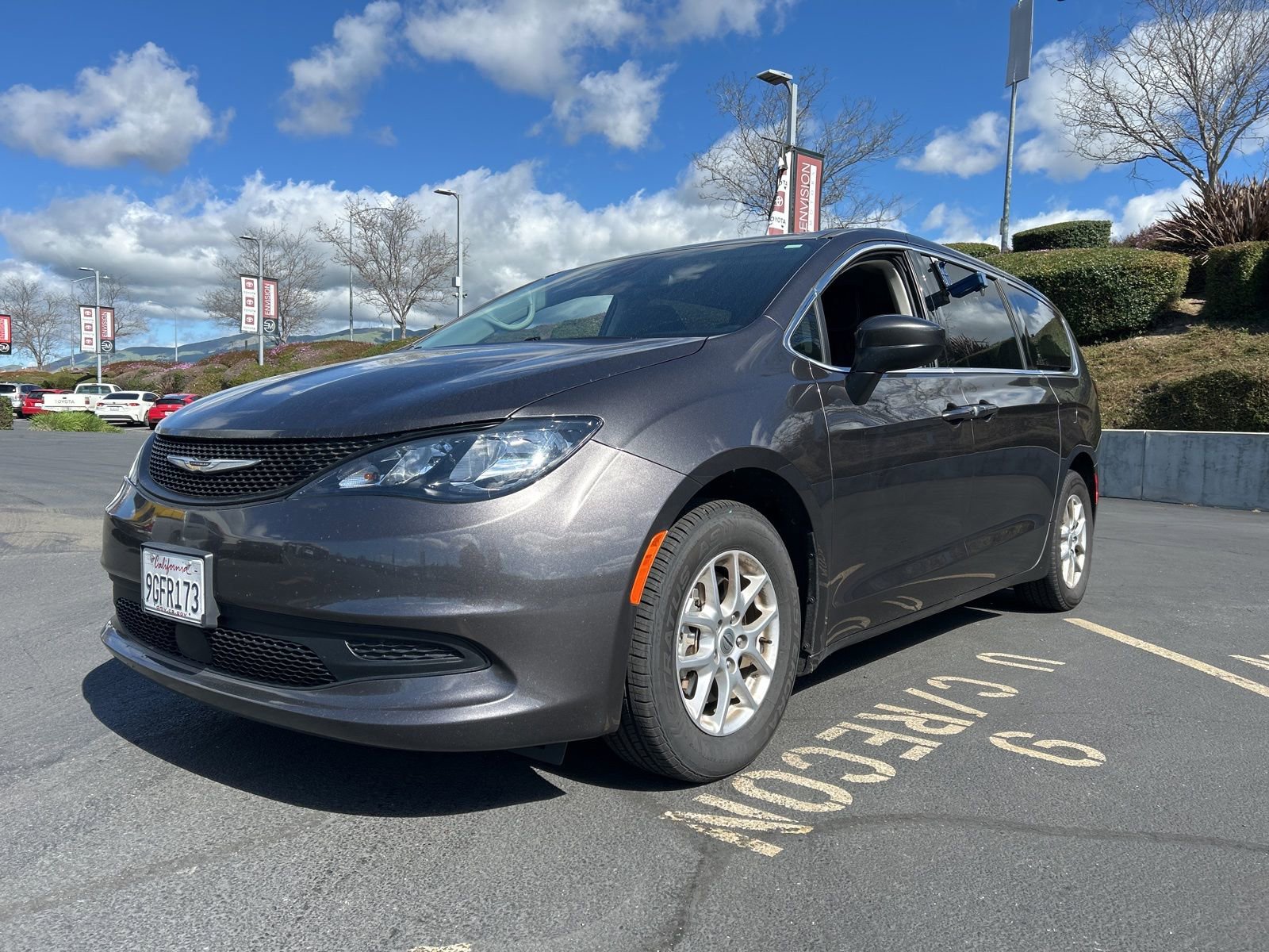 Used 2023 Chrysler Voyager LX image 2