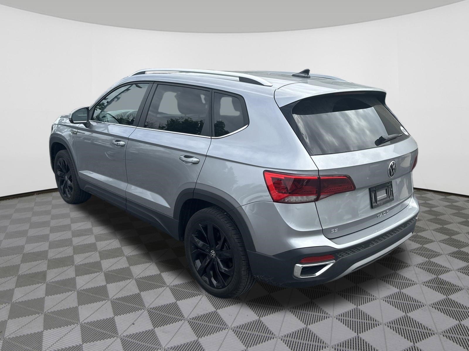 Used 2023 Volkswagen Taos SE w/ Black Wheel Package FWD image 5