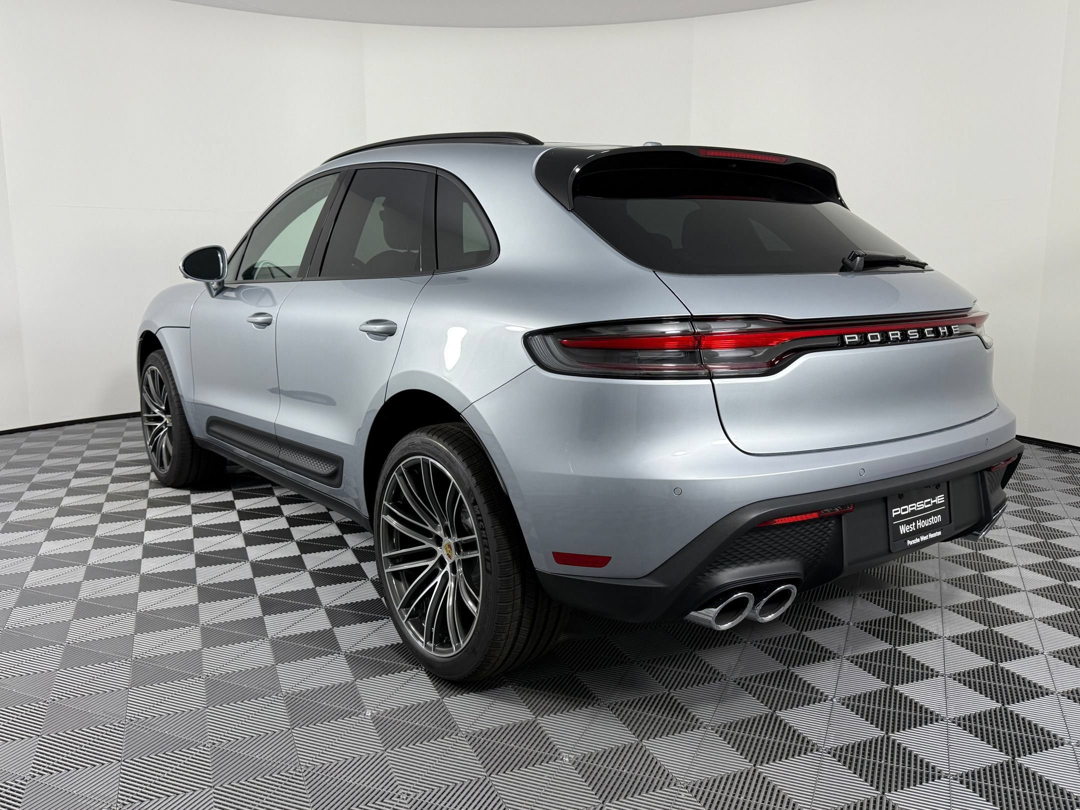Certified 2026 Porsche Macan AWD/4WD image 3